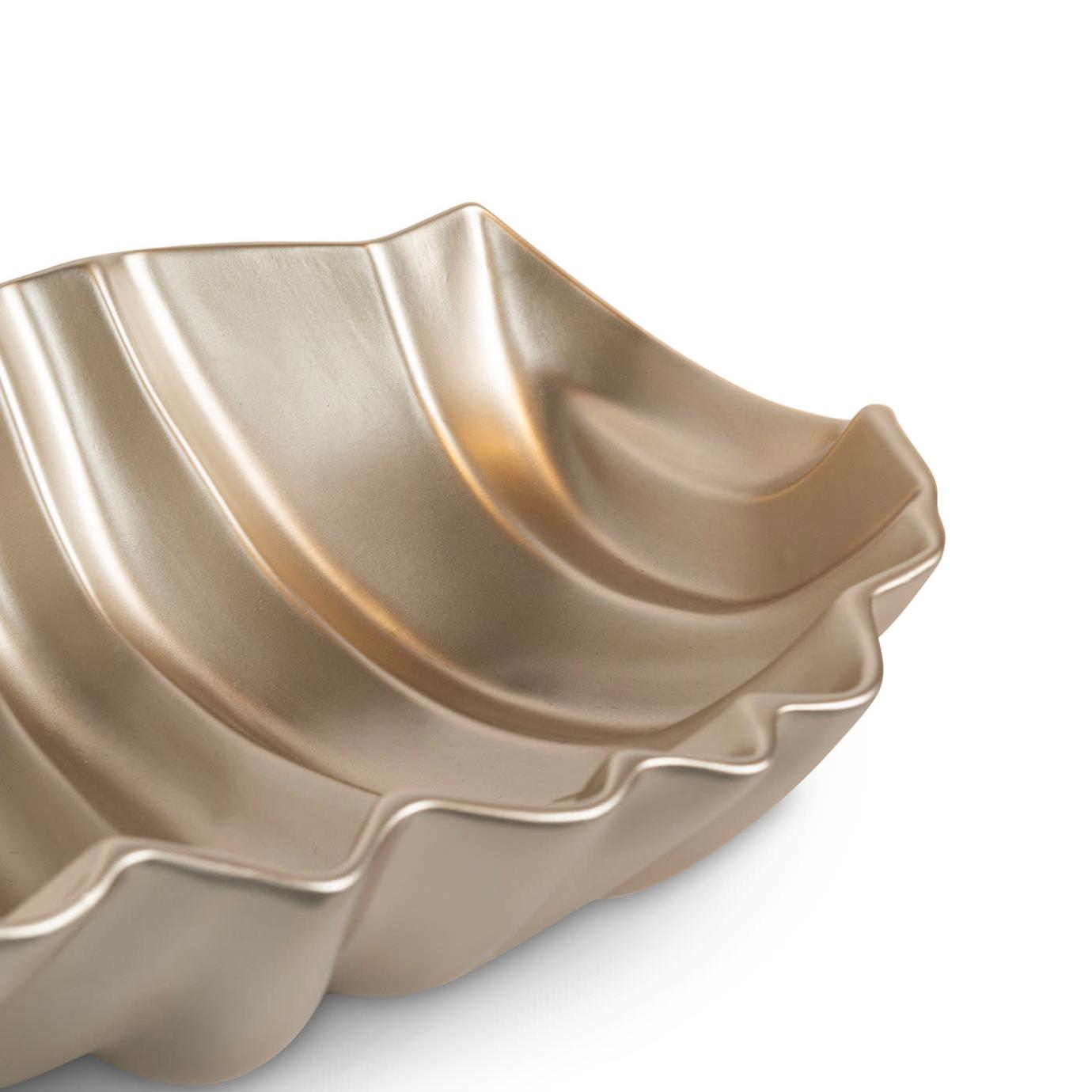Pearly Beige Ruffled Artisan Centerpiece