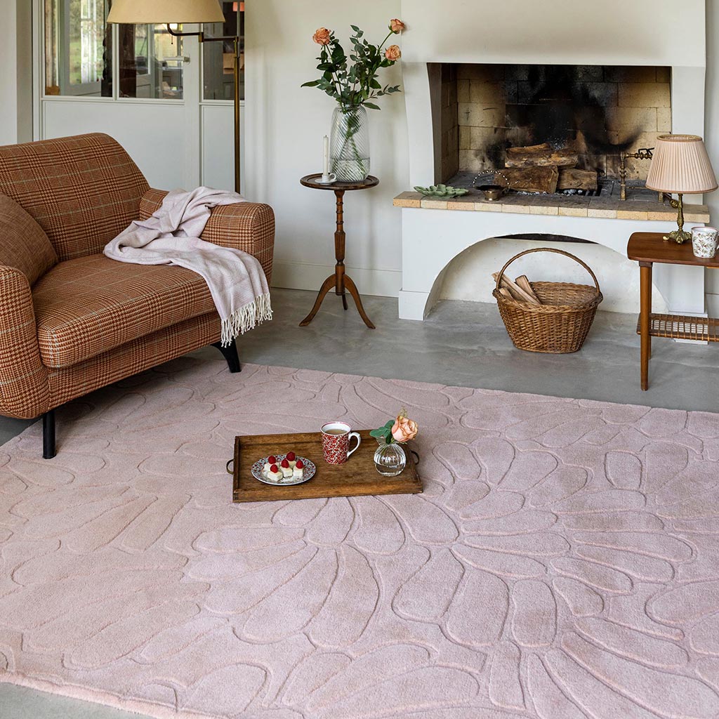Petal Design Chalk Pink Rug | Size: 200 x 280 cm
