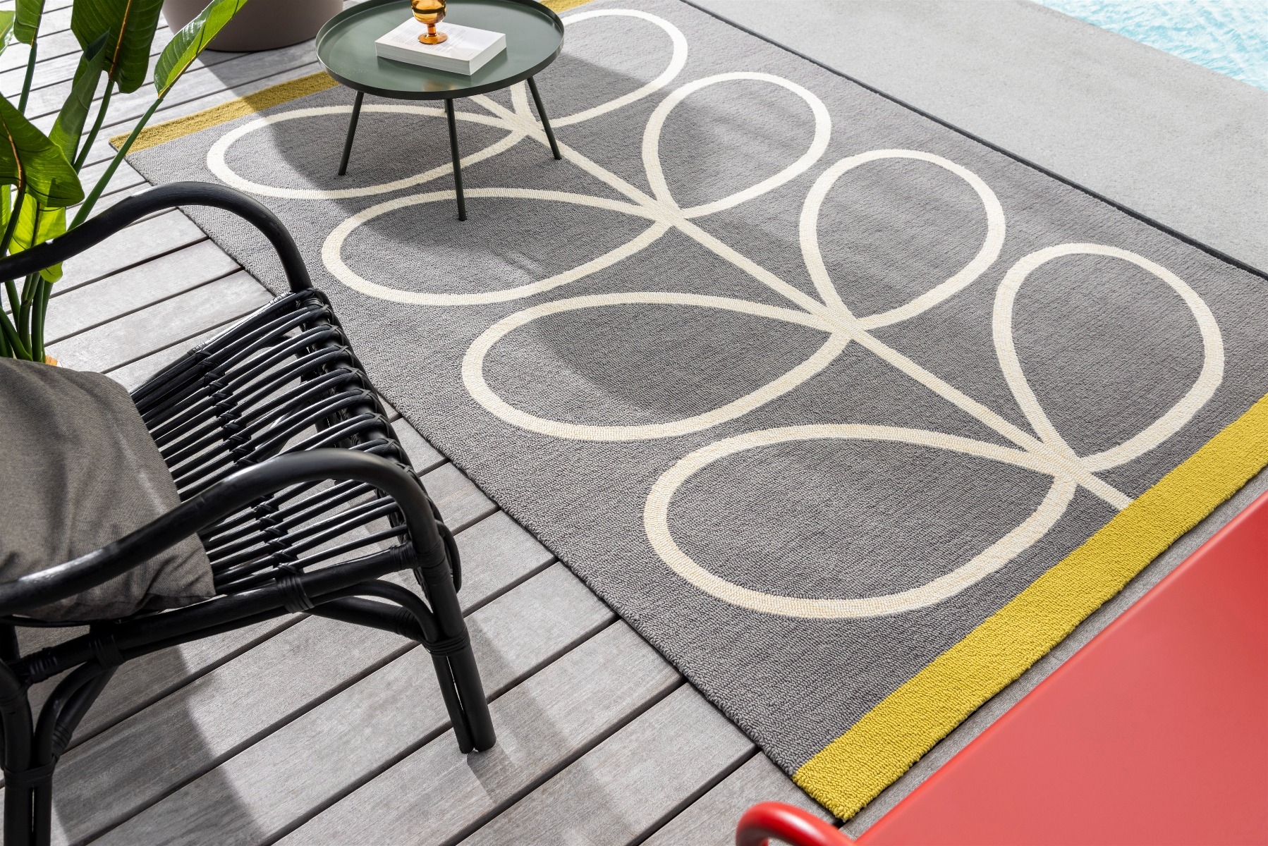 Giant Leaves Outdoor Handtufted Grey Premium Rug