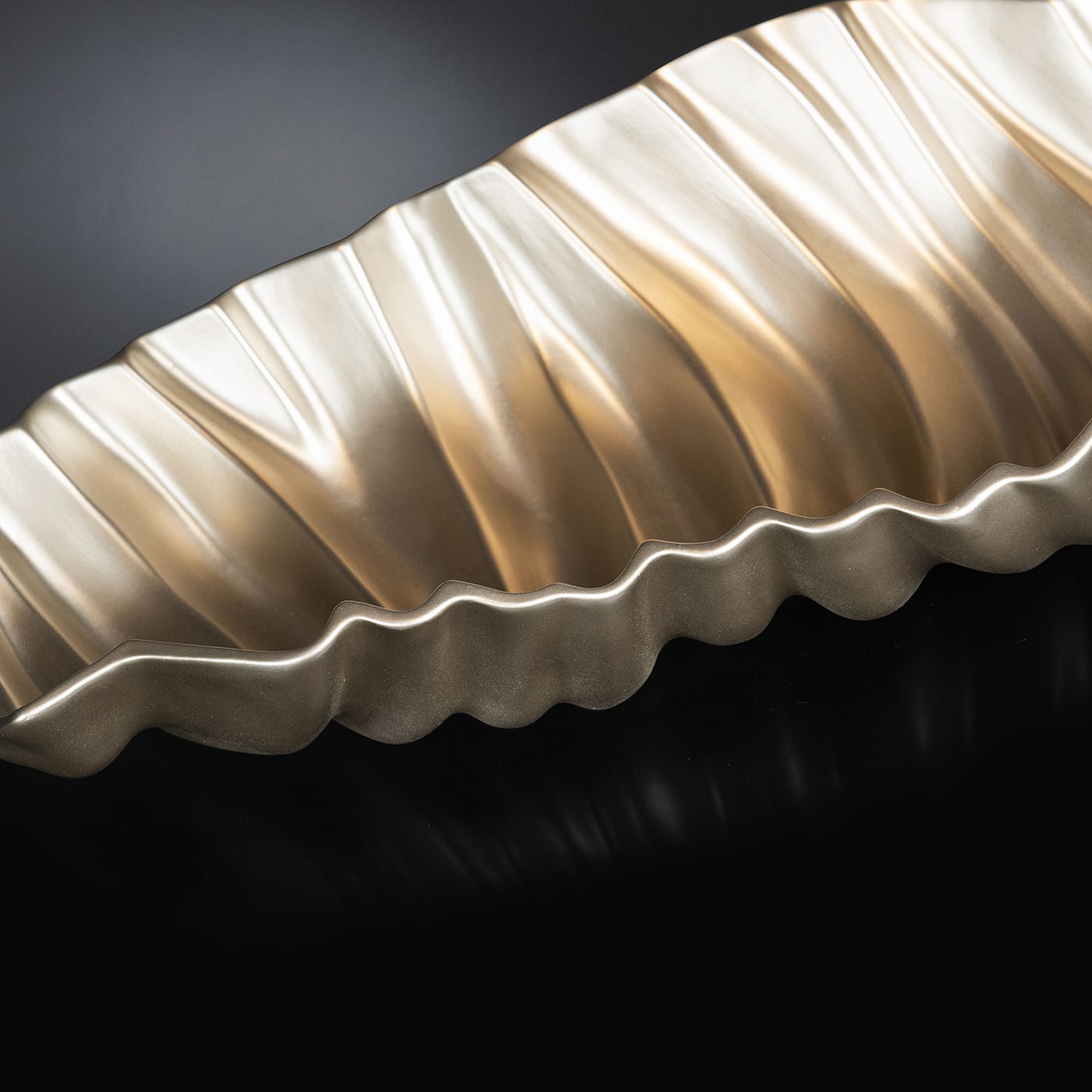Pearly Beige Ruffled Artisan Centerpiece