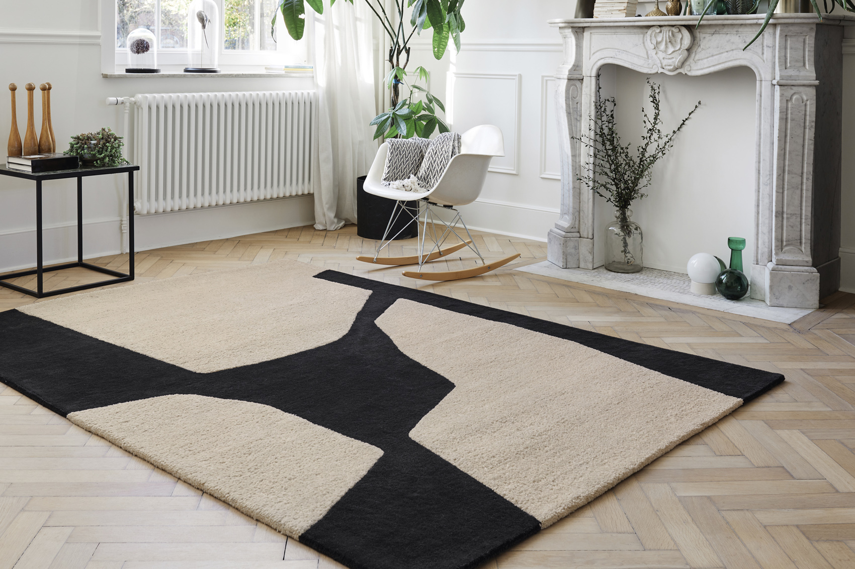 Wool Beige & Black Hand-woven Luxury Rug | Size: 300 x 400 cm