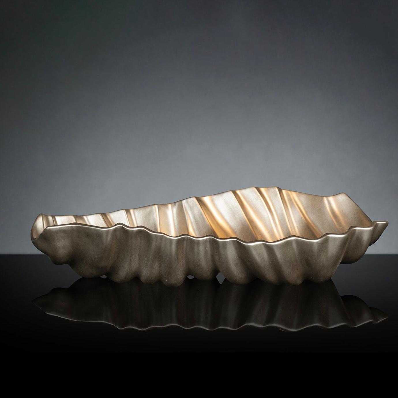 Pearly Beige Ruffled Artisan Centerpiece