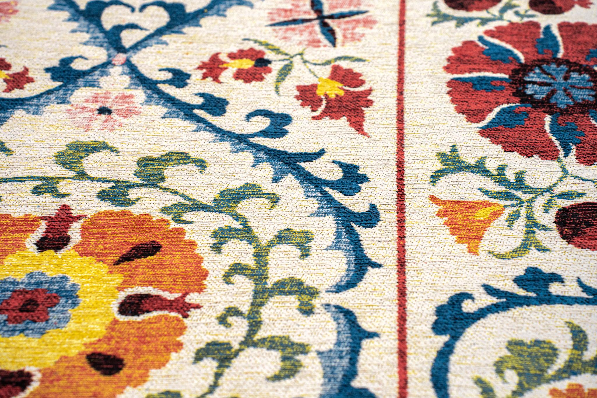 Classic Suzani Pattern Rug | Size: 200 x 280 cm