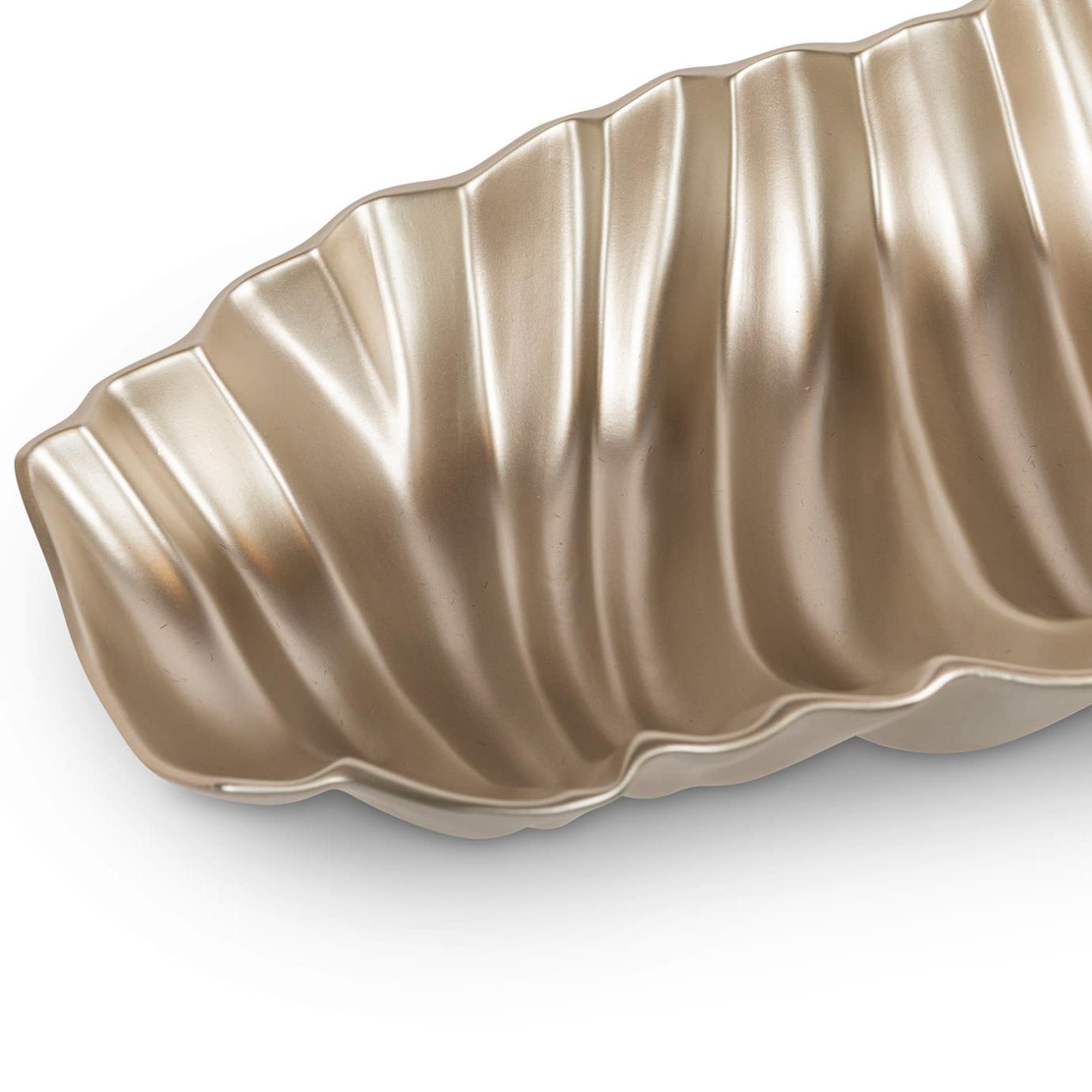 Pearly Beige Ruffled Artisan Centerpiece