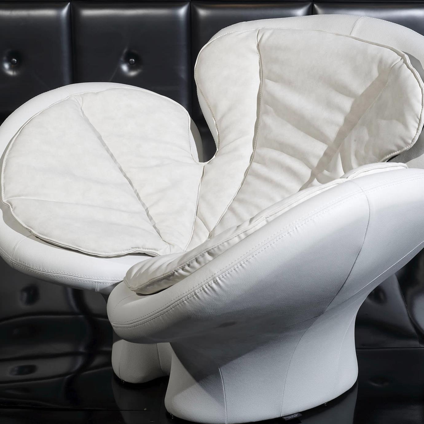 Pansé White Lounge Chair