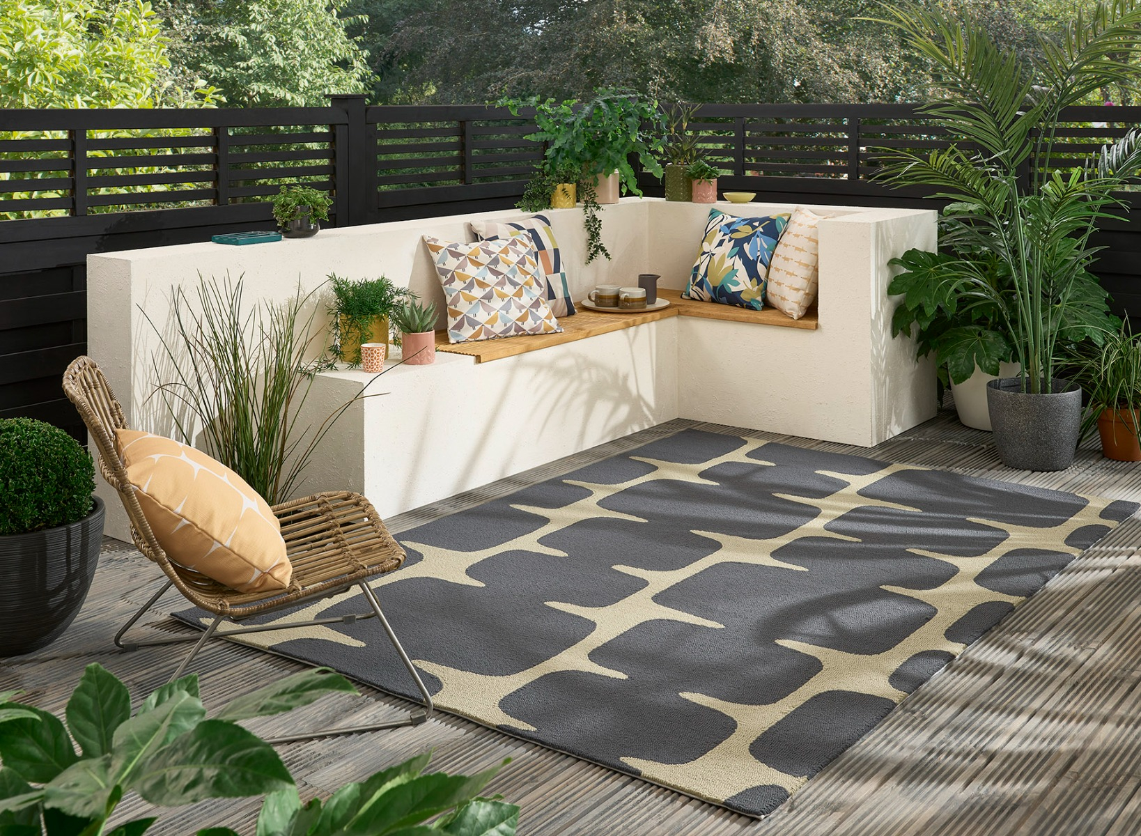 Lohko Outdoor Hand-Woven Rug