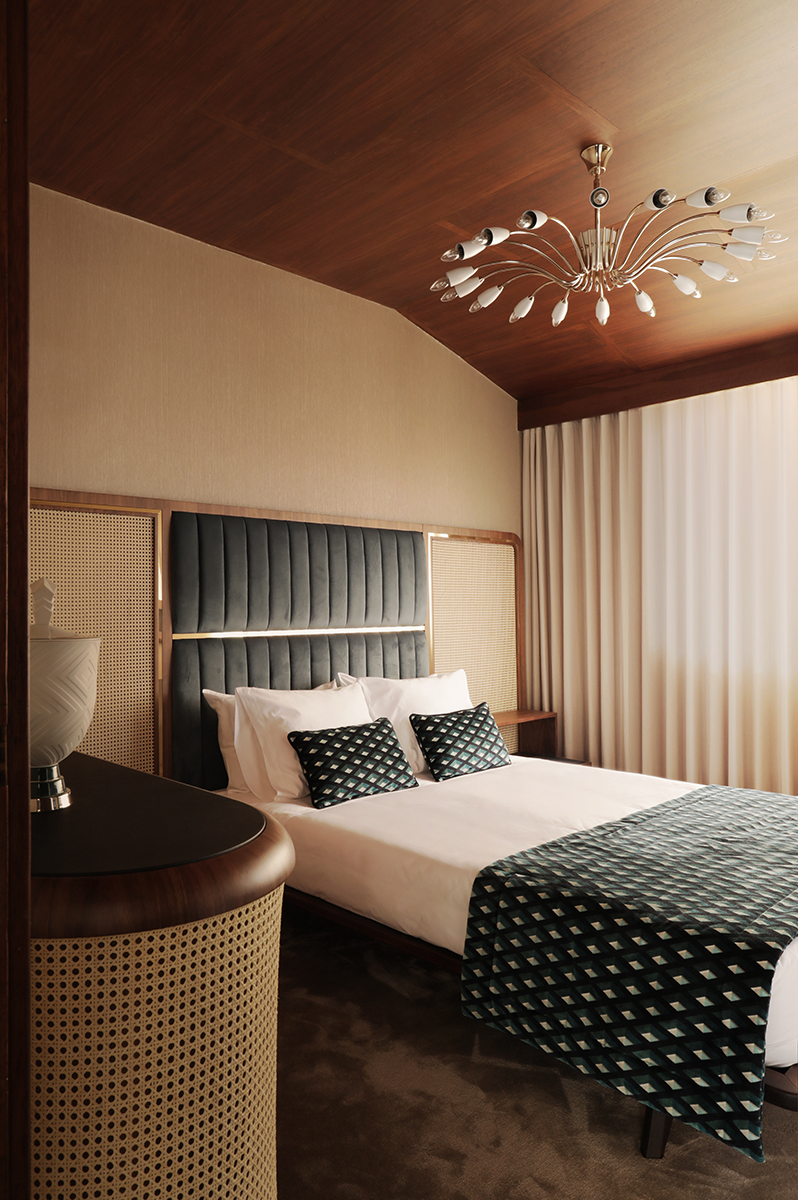 Gleaming Light Suspension Lamp