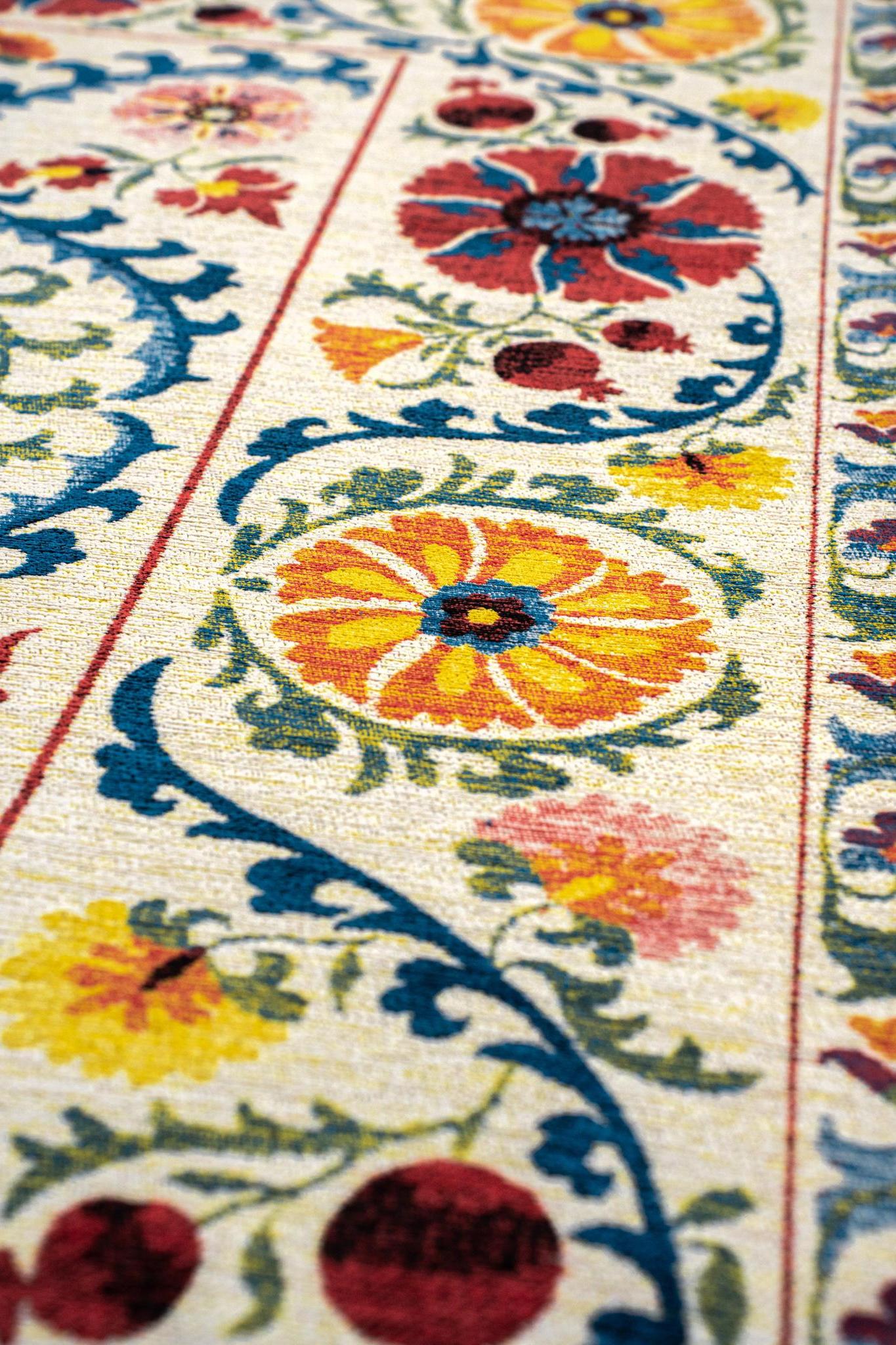 Classic Suzani Pattern Rug | Size: 200 x 280 cm