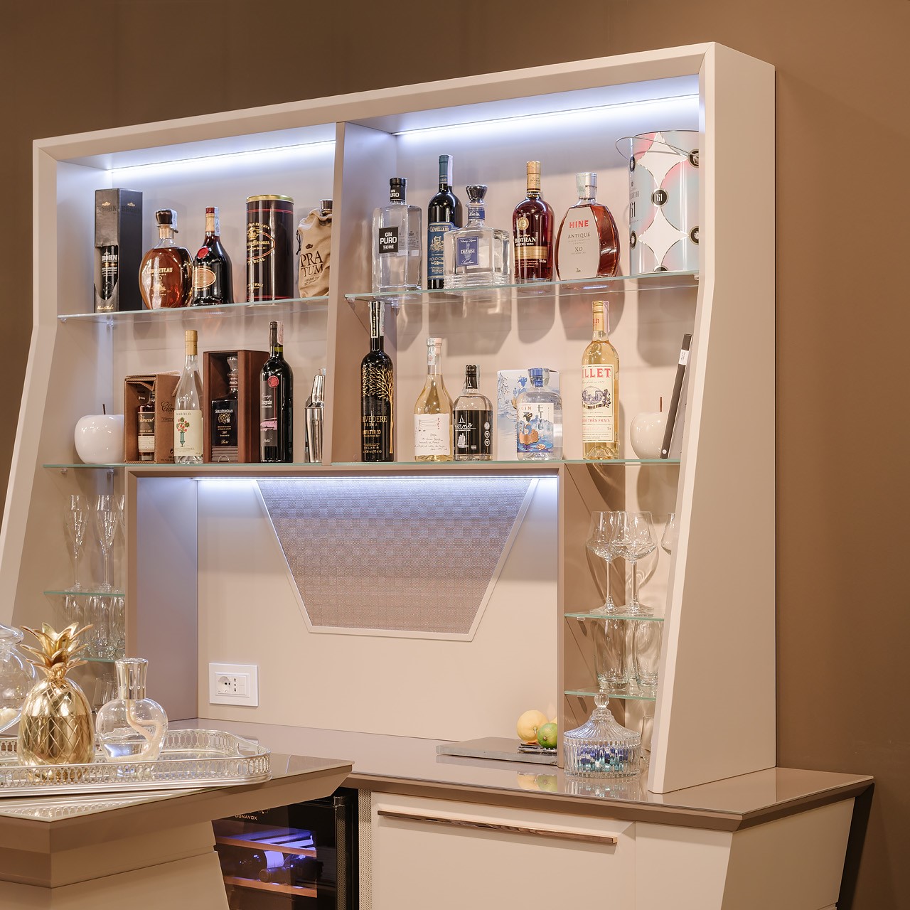Hemingway Heritage Home Bar with Counter