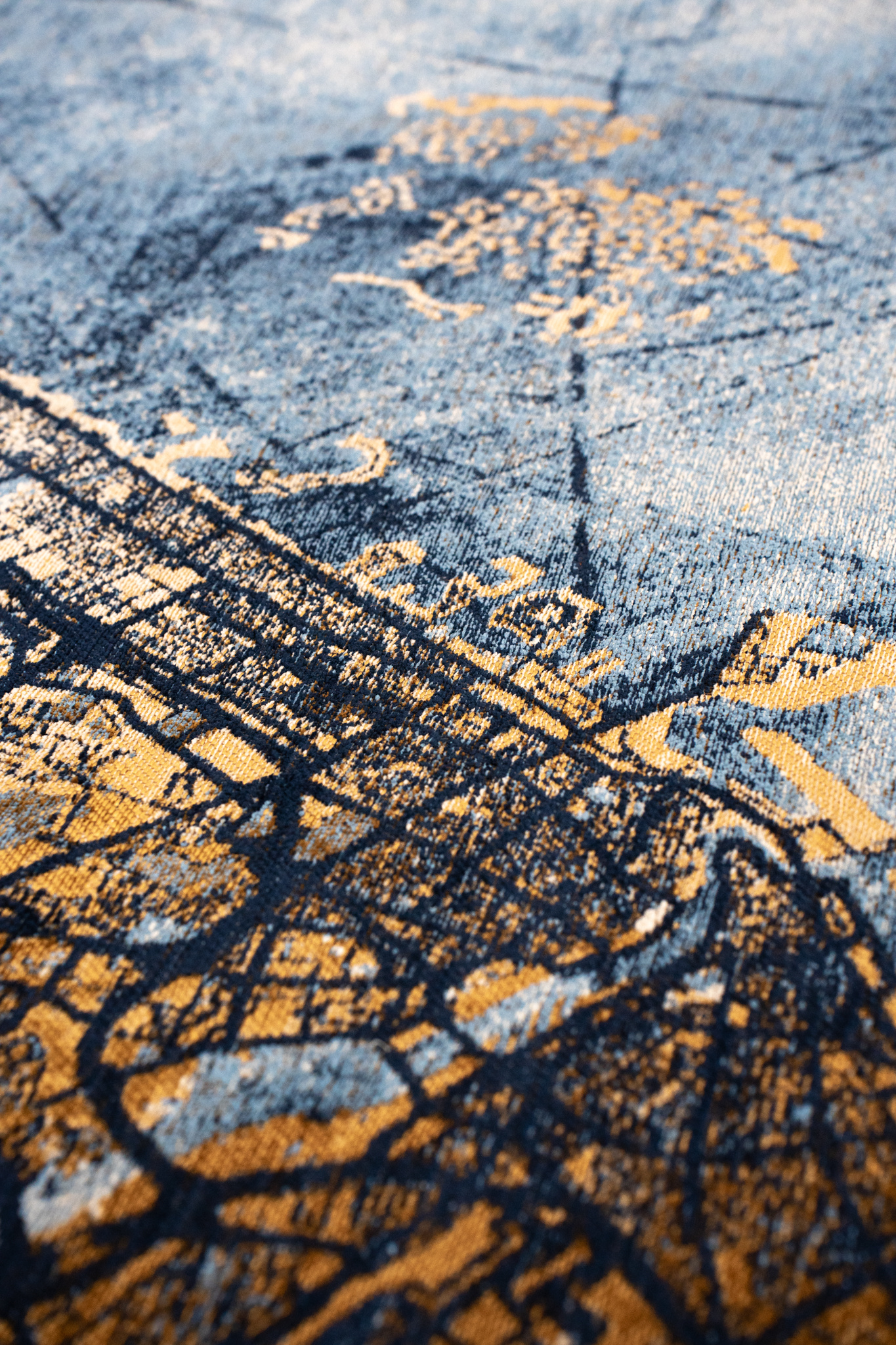 Luxurious Gold Area Rug | Size: 240 x 340 cm