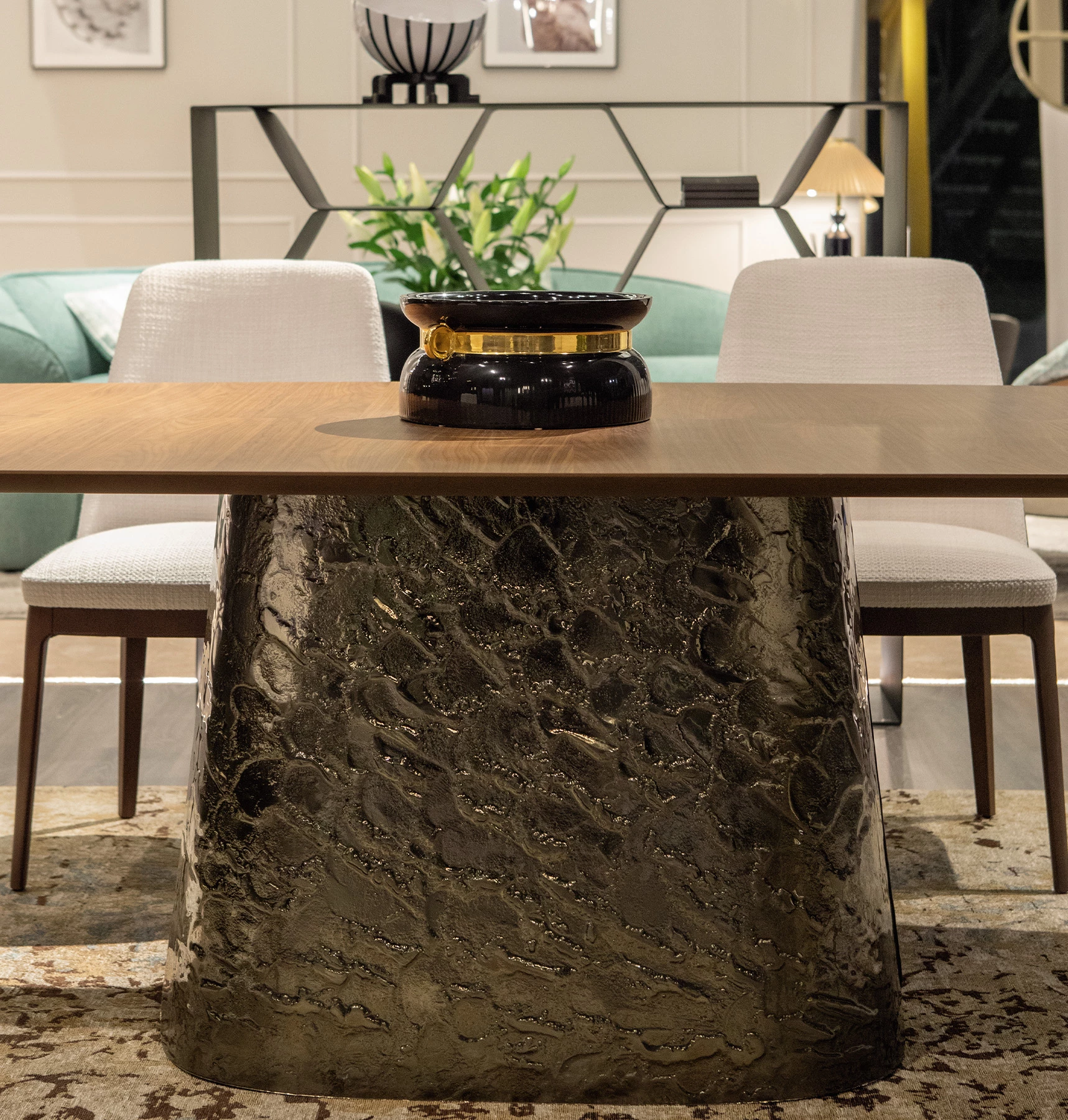 Adone Table