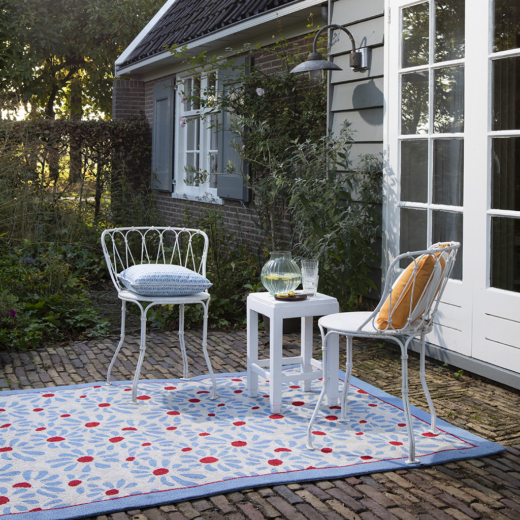Daisy Sky Blu Outdoor Rug | Size: 160 × 230 cm