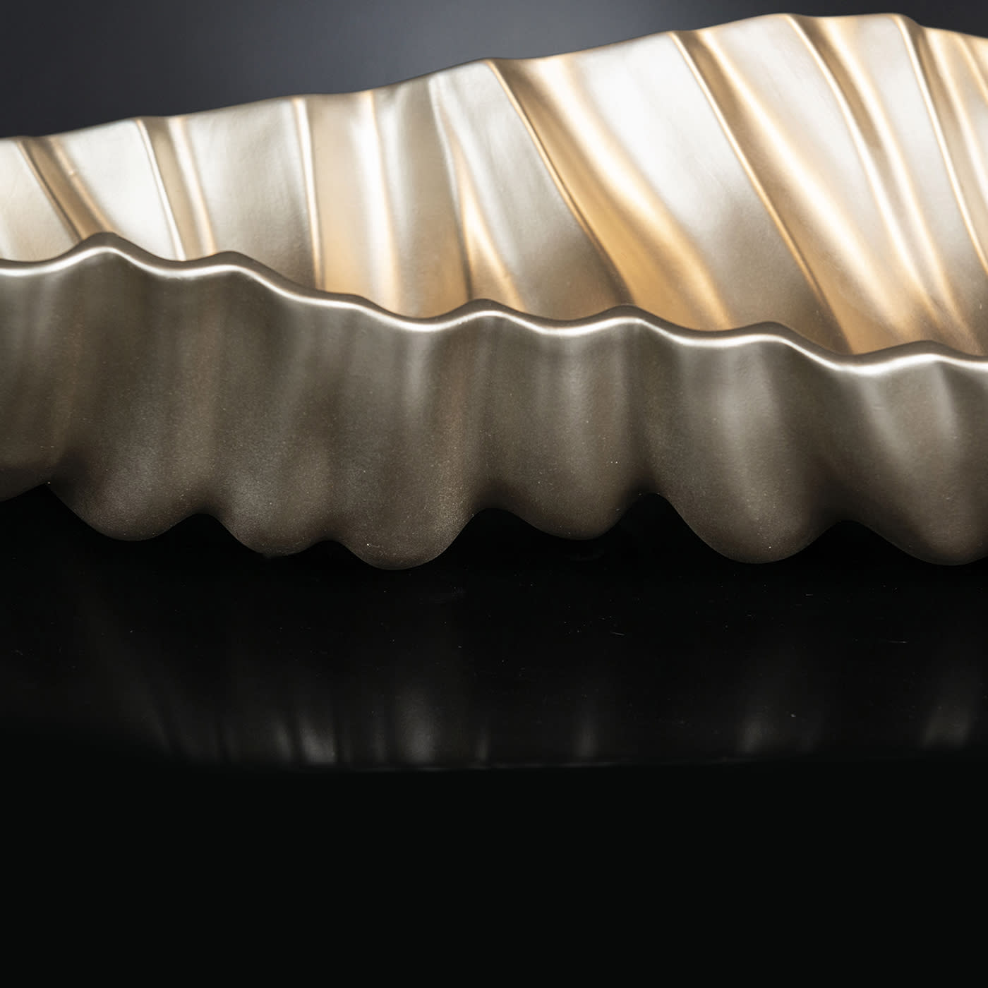 Pearly Beige Ruffled Artisan Centerpiece